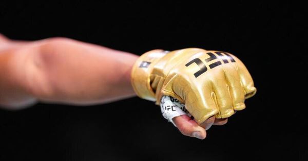 Ислам Махачев станет первым чемпионом, который проведет бой в новых золотых перчатках UFC