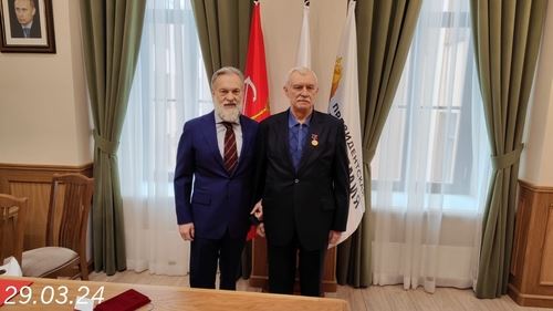 Президент Федерации самбо Санкт-Петербурга вручил медаль 85-летия самбо