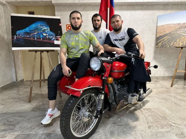 Ислам Махачев и Хабиб Нурмагомедов сфотографировались на мотоцикле